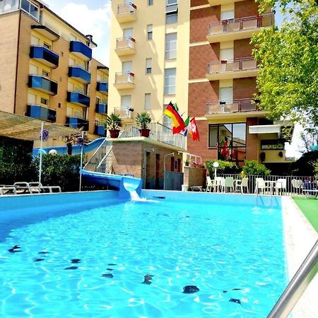 Club Hotel Residence Cesenatico Exteriör bild
