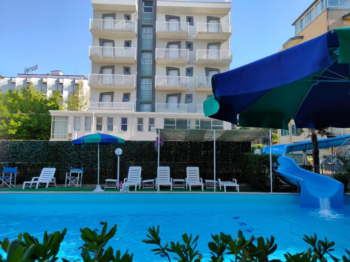 Club Hotel Residence Cesenatico Exteriör bild