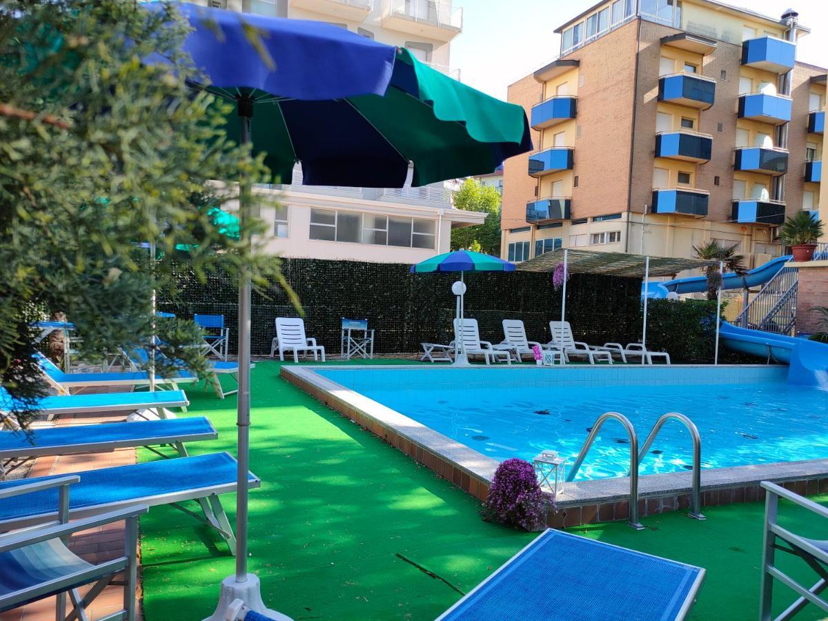 Club Hotel Residence Cesenatico Exteriör bild