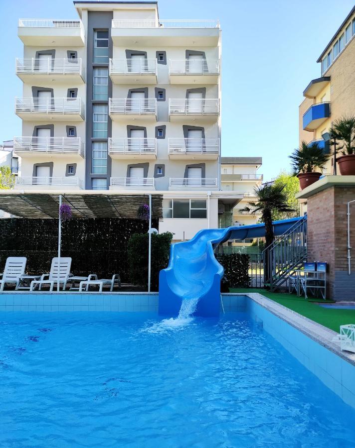 Club Hotel Residence Cesenatico Exteriör bild
