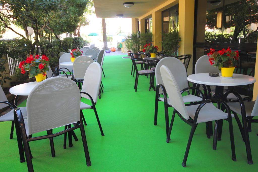 Club Hotel Residence Cesenatico Exteriör bild